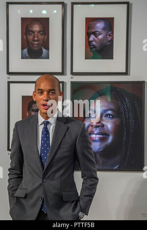 Londres, Royaume-Uni. 10 octobre, 2018. L'utilisation de l'app qui vous permet de voir l'entrevue lorsque des personnes ont souligné à leur portrait - le noir est le nouveau noir : Portraits par Simon Frederick au National Portrait Gallery de Londres, la plus grande acquisition de la galerie de portraits d'afro-antillaise (à l'affiche jusqu'au 27 janvier 2019). Crédit : Guy Bell/Alamy Live News Banque D'Images