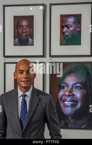 Londres, Royaume-Uni. 10 octobre, 2018. L'utilisation de l'app qui vous permet de voir l'entrevue lorsque des personnes ont souligné à leur portrait - le noir est le nouveau noir : Portraits par Simon Frederick au National Portrait Gallery de Londres, la plus grande acquisition de la galerie de portraits d'afro-antillaise (à l'affiche jusqu'au 27 janvier 2019). Crédit : Guy Bell/Alamy Live News Banque D'Images