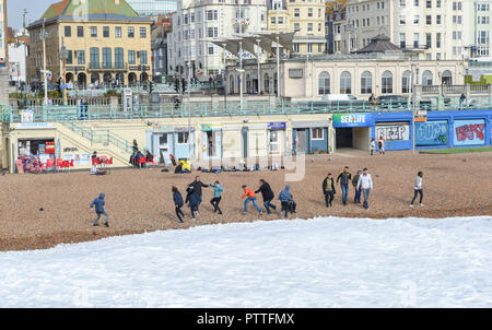 Brighton UK 11 octobre 2018 - courir à la vagues sur la plage de Brighton par le Palace Pier que les tempêtes avec des vents forts devraient frapper certaines parties d'Angleterre demain Crédit : Simon Dack/Alamy Live News Banque D'Images