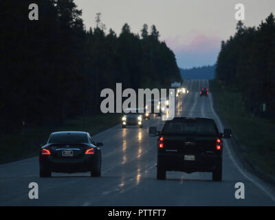 Canyon Village, USA. 16 Juin, 2018. 16.06.2018, USA, Canyon Village : Les voitures qui circulent dans le crépuscule du soir de l'entrée West Yellowstone sur la route US-89. A Yellowstone cinq entrées et cinq zones d'extension. La majeure partie du parc est situé dans le Wyoming, avec les petites parties du parc au nord et au nord-ouest d'être dans le Montana et l'Idaho. Credit : Soeren Stache/dpa-Zentralbild/ZB | worldwide/dpa/Alamy Live News Banque D'Images