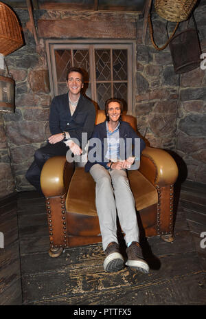 Potsdam, Brandebourg. 11Th Oct, 2018. Les acteurs James (r) et Oliver Phelps qui siègent dans les films de Harry Potter Les Jumeaux Weasley à la conférence de presse pour l'exposition 'Harry Potter' dans l'ensemble de la cabane d'Hagrid. L'exposition, qui s'ouvre pour les visiteurs le samedi (13.10.2018) dans le charmant Filmpark Babelsberg, montre les costumes et les jeux complets de la série cinématographique. Crédit : Bernd Settnik/dpa-Zentralbild/dpa/Alamy Live News Banque D'Images