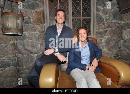 Potsdam, Brandebourg. 11Th Oct, 2018. Les acteurs James (r) et Oliver Phelps qui siègent dans les films de Harry Potter Les Jumeaux Weasley à la conférence de presse pour l'exposition 'Harry Potter' dans l'ensemble de la cabane d'Hagrid. L'exposition, qui s'ouvre pour les visiteurs le samedi (13.10.2018) dans le charmant Filmpark Babelsberg, montre les costumes et les jeux complets de la série cinématographique. Crédit : Bernd Settnik/dpa-Zentralbild/dpa/Alamy Live News Banque D'Images