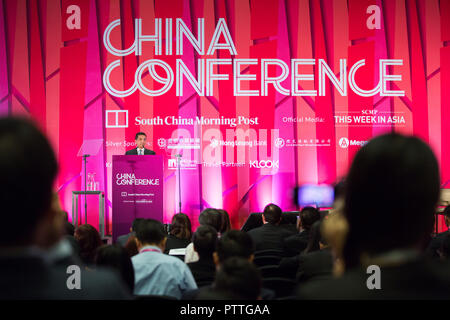 Kuala Lumpur, Malaisie. 11Th Oct, 2018. Le Ministre des affaires économique malaisien Mohamed Azmin Ali livre les remarques de clôture à la Chine Conférence organisée par le South China Morning Post à Kuala Lumpur, Malaisie, le 11 octobre 2018. La Malaisie est à l'égard de l'exploitation des nouvelles possibilités de ses relations de longue date avec la Chine, l'essor de ce qui a bénéficié aux pays de l'Asie du Sud-Est, Mohamed Azmin Ali a déclaré jeudi. Credit : Zhu Wei/Xinhua/Alamy Live News Banque D'Images