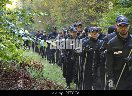 Burgsinn, Bavière. 11Th Oct, 2018. Une centaine de policiers sont à pied à travers une forêt. Dans le cadre de la disparition d'un quatre-temps mère il y a 13 ans, la police a fouillé une zone forestière en Basse-franconie, jeudi matin. Credit : Karl-Josef Opim/dpa/Alamy Live News Banque D'Images