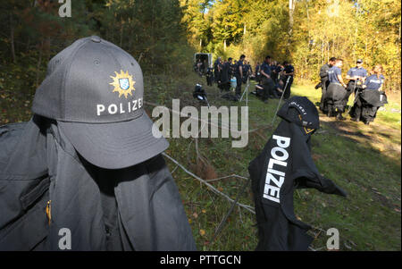 Burgsinn, Bavière. 11Th Oct, 2018. Des officiers de police d'une centaine de faire une pause dans la forêt. Dans le cadre de la disparition d'un quatre-temps mère il y a 13 ans, la police a fouillé une zone forestière en Basse-franconie, jeudi matin. Credit : Karl-Josef Opim/dpa/Alamy Live News Banque D'Images