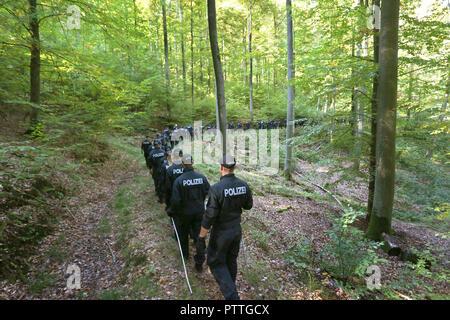 Burgsinn, Bavière. 11Th Oct, 2018. Une centaine de policiers sont à pied à travers une forêt. Dans le cadre de la disparition d'un quatre-temps mère il y a 13 ans, la police a fouillé une zone forestière en Basse-franconie, jeudi matin. Credit : Karl-Josef Opim/dpa/Alamy Live News Banque D'Images