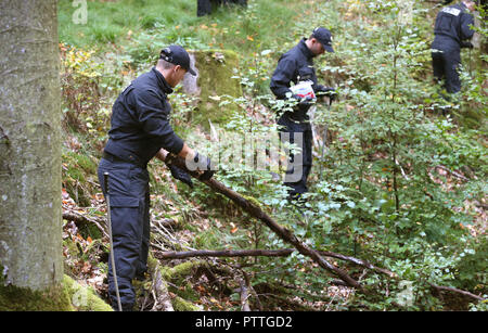 Burgsinn, Bavière. 11Th Oct, 2018. Des officiers de police d'une centaine de rechercher une zone boisée. Dans le cadre de la disparition d'un quatre-temps mère il y a 13 ans, la police a fouillé une zone forestière en Basse-franconie, jeudi matin. Credit : Karl-Josef Opim/dpa/Alamy Live News Banque D'Images