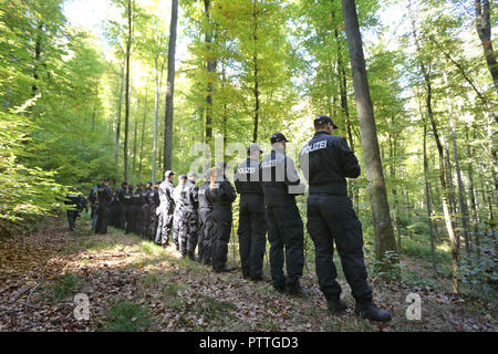 Burgsinn, Bavière. 11Th Oct, 2018. Des centaines de policiers sont là pour rechercher une zone boisée. Dans le cadre de la disparition d'un quatre-temps mère il y a 13 ans, la police a fouillé une zone forestière en Basse-franconie, jeudi matin. Credit : Karl-Josef Opim/dpa/Alamy Live News Banque D'Images