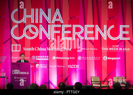 Kuala Lumpur, Malaisie. 11Th Oct, 2018. Le Ministre des affaires économique malaisien Mohamed Azmin Ali livre les remarques de clôture à la Chine Conférence organisée par le South China Morning Post à Kuala Lumpur, Malaisie, le 11 octobre 2018. La Malaisie est à l'égard de l'exploitation des nouvelles possibilités de ses relations de longue date avec la Chine, l'essor de ce qui a bénéficié aux pays de l'Asie du Sud-Est, Mohamed Azmin Ali a déclaré jeudi. Credit : Zhu Wei/Xinhua/Alamy Live News Banque D'Images