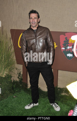 Los Angeles, USA. 10 Oct 2018. Jon Hamm à la 'Camping' Los Angeles Premiere tenue au Paramount Studios à Hollywood, CA le mercredi, Octobre 10, 2018. tenue à l'hôtel Loews Hotel à Hollywood, CA le vendredi 22 juin 2018. Photo de RPAC / PictureLux PictureLux / Crédit : Les Archives de Hollywood/Alamy Live News Banque D'Images