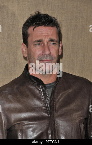 Los Angeles, USA. 10 Oct 2018. Jon Hamm à la 'Camping' Los Angeles Premiere tenue au Paramount Studios à Hollywood, CA le mercredi, Octobre 10, 2018. tenue à l'hôtel Loews Hotel à Hollywood, CA le vendredi 22 juin 2018. Photo de RPAC / PictureLux PictureLux / Crédit : Les Archives de Hollywood/Alamy Live News Banque D'Images