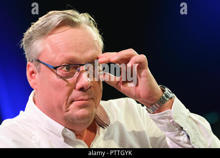 Francfort, Allemagne. 11 octobre, 2018. 11 octobre 2018, Hessen, Frankfurt Main : l'auteur à succès suédois Jonas Jonasson regarde autour de lui après son apparition sur le "canapé bleu" de la ZDF. Le plus grand book show se déroule jusqu'au 14 octobre. Photo : Arne Dedert/dpa dpa : Crédit photo alliance/Alamy Live News Banque D'Images