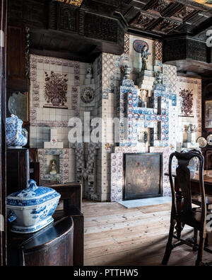 Les murs de la salle à manger bordée de carreaux de Delft à Hauteville House Banque D'Images