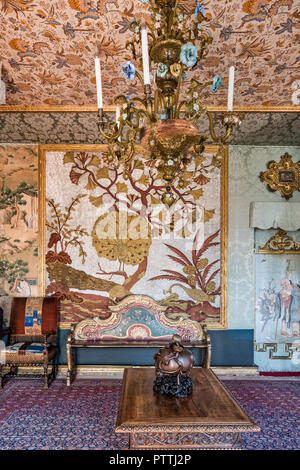 Panneau mural brodé d'or avec lustre décoratif au-dessus du brûleur en sur table en bois à Hauteville House Banque D'Images