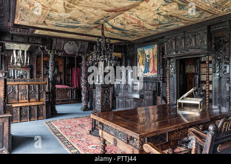 Galerie en chêne sculpté avec tapstery plafonds, bureau et lit à baldaquin aux étages supérieurs de Hauteville House Banque D'Images