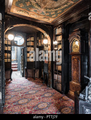 Galerie de chêne avec bibliothèques et tapestery plafonds des étages supérieurs d'Hauteville House Banque D'Images