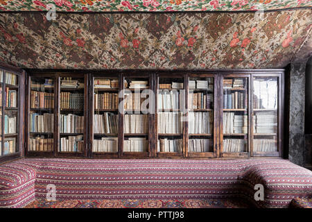 Galerie de chêne avec tapstery plafonds des étages supérieurs d'Hauteville House antichambre bordée de chaises à l'étage supérieur d'Hauteville House antichambre Banque D'Images