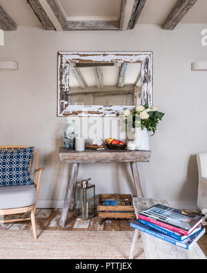 Miroir altéré sur les murs rendus avec stripped Ercol-fauteuil de style Banque D'Images