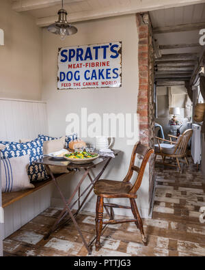 Vintage metal signe au-dessus de table et chaise en bois Banque D'Images