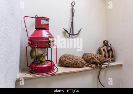 Lampe à huile rouge avec une corde, des bouées d'ancrage et de treuil Banque D'Images