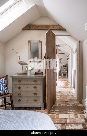 Un plancher de bois récupérés avec sandpiper sur la poitrine de chambre à coucher Banque D'Images