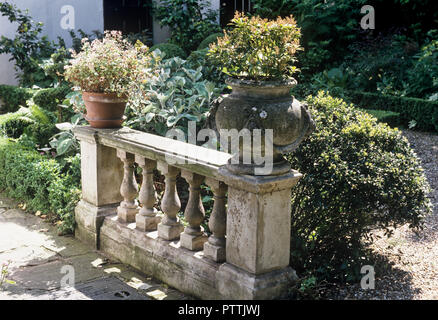 La plantation de conteneurs sur balustrade de pierre dans la région de Kensington Garden Banque D'Images