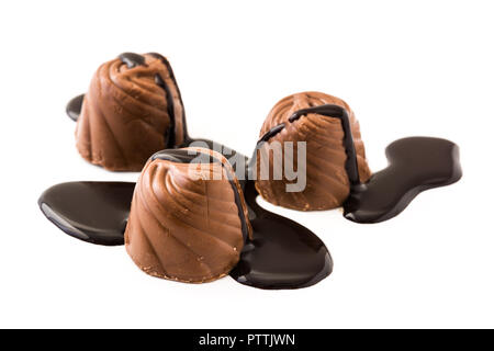 Morceaux de bonbons recouverts de chocolat fondu isolé sur fond blanc Banque D'Images