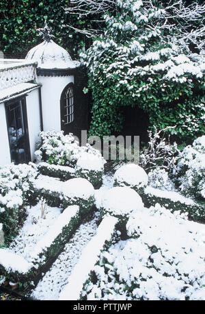 Maison victorienne et le jardin sous la neige Banque D'Images