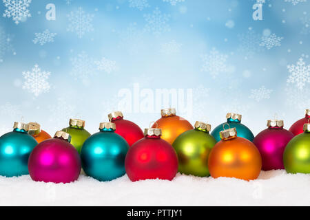 De nombreuses balles Boules de Noël colorées décoration fond flocons de neige hiver copyspace Banque D'Images