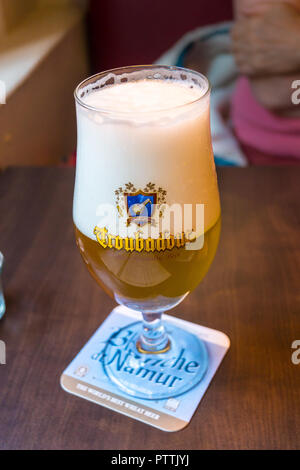 Un verre de bière blanche 'troubadour' Café, Rose Red, Bruges, Brugge (Belgique), Banque D'Images