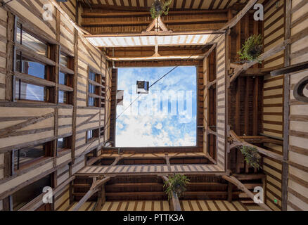 Patio de la maison à colombages à Troyes, vue de dessous Banque D'Images