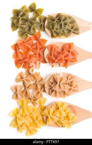 Pâtes Farfalle. Les pâtes italiennes en bois coloré dans scoop isolé sur fond blanc. Banque D'Images