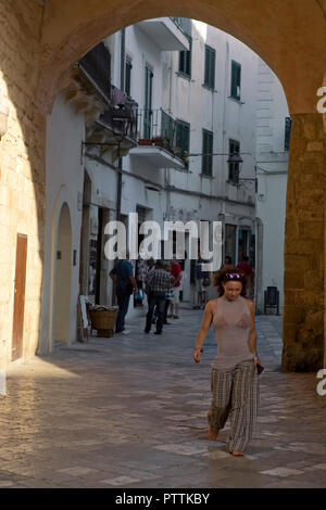 Via D'Aragona, et l'une des portes de la vieille ville, Otranto, Italie Banque D'Images