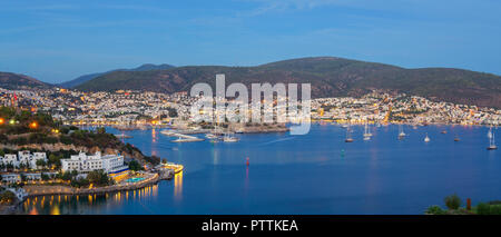 Belle vue panoramique de Bodrum après le coucher du soleil - Turquie Banque D'Images