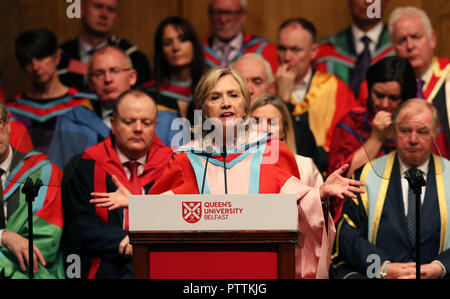 Hillary Clinton, a fait une allocution au cours d'une cérémonie à l'Université Queen's de Belfast, où elle a obtenu un doctorat honorifique. Photo date : mercredi 10 octobre, 2018. Le prix, un doctorat honorifique en droit (LL.D.), est exceptionnelle pour son service public aux États-Unis et dans le monde, et pour sa contribution à la paix et la réconciliation en Irlande du Nord. Voir l'activité de l'ULSTER histoire Clinton. Crédit photo doit se lire : Brian Lawless/PA Wire Banque D'Images