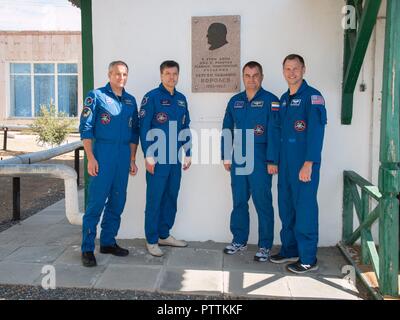 Expedition 57 et premier équipage sauvegarde posent devant le chalet où l'espace et l'icône russe Sergei Korolev a dormi sur la nuit avant Youri Gagarine devient le premier homme lancé dans l'espace au cosmodrome de Baïkonour le 6 octobre 2018 à Baïkonour, au Kazakhstan. De gauche à droite, l'équipe de sauvegarde David Saint-Jacques de l'Agence spatiale canadienne et Oleg Kononenko de Roscosmos, et premier équipage Alexey Ovchinin de Roskosmos et Nick Haye de la NASA. Banque D'Images