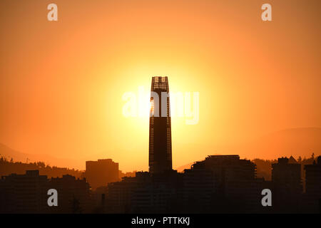 Soleil derrière un gratte-ciel à Santiago de Chile Banque D'Images