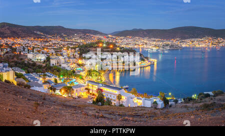 Belle vue panoramique de Bodrum après le coucher du soleil - Turquie Banque D'Images