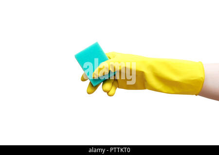 Une main en jaune gants de caoutchouc est titulaire d'une éponge turquoise pour le nettoyage. Isoler un livre blanc. Close-up. Banque D'Images