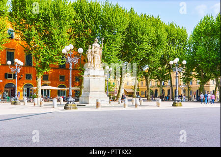 LUCCA, ITALIE - 30 avril 2013 : la pittoresque Piazza Napoleone entourée par une végétation luxuriante est un endroit très populaire pour se reposer et visiter les cafés, sur Banque D'Images