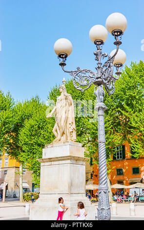 LUCCA, ITALIE - 30 avril 2013 : La statue en marbre de la duchesse Maria Luisa Borbone, situé sur la Piazza Napoleone, le 30 avril à Lucques Banque D'Images