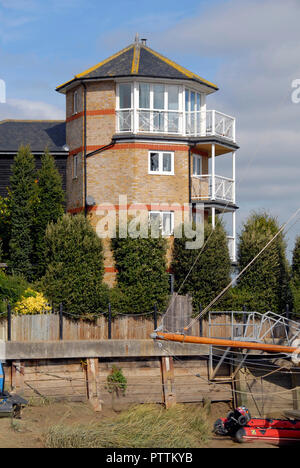 Waterside distinctif bâtiment par Faversham creek, Faversham, Kent, Angleterre Banque D'Images