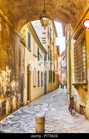 LUCCA, ITALIE - 30 avril 2013 : l'étroite rue médiévale au coeur de la vieille ville de Lucques, le 30 avril à Lucques Banque D'Images