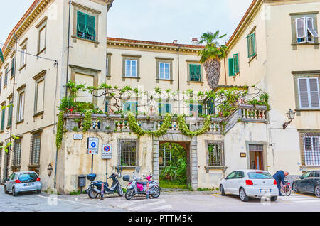 LUCCA, ITALIE - 30 avril 2013 : La belle italienne immeuble résidentiel avec jardin intérieur situé dans St Peter Somaldi Square, le 30 avril à Lucques Banque D'Images