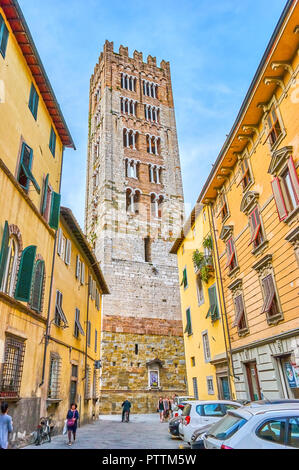 LUCCA, ITALIE - 30 avril 2013 : La vue en haut clocher de la Basilique San Ferdiano avec fenêtres sur ses étages, le 30 avril à Lucques Banque D'Images