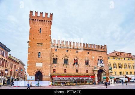 FERRARA, ITALIE - 30 avril 2013 : la cité médiévale Palazzo Ducale Estense fut la résidence des ducs et de nos jours est l'hôtel de ville, le 30 avril à Ferrara Banque D'Images