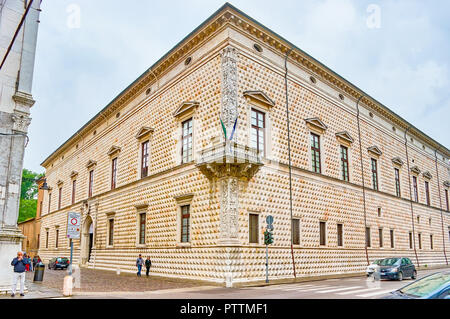 FERRARA, ITALIE - 30 avril 2013 : le Diamond Palace est l'un des bâtiments les plus insolites de la ville de marbre décoration rustique de ses murs, sur l'Ap Banque D'Images