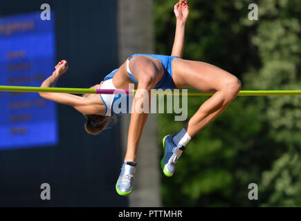 Jeune femme en piste et pelouse,highjump Banque D'Images