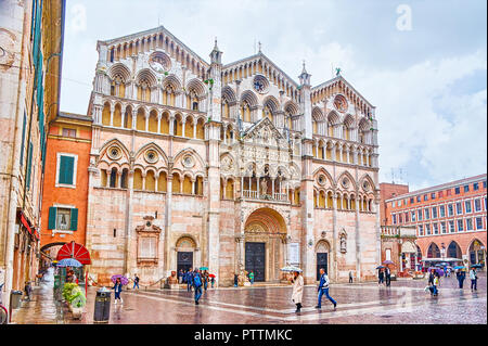 FERRARA, ITALIE - 30 avril 2013 : La Doumo Ferara de a la plus belle façade parmi d'autres églises avec en décor sculpté, le 30 avril à Banque D'Images