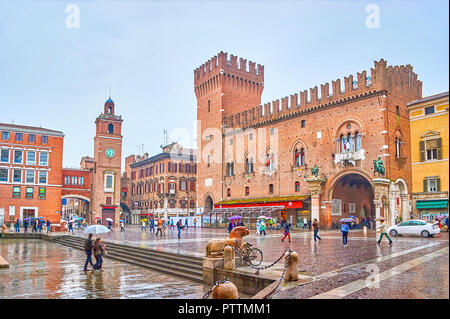 FERRARA, ITALIE - 30 avril 2013 : la Place de la cathédrale est le centre de place dans la ville avec les principaux monuments touristiques sur elle, le 30 avril à Ferrara Banque D'Images